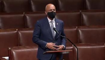 النائب تيد دويتش يلقي كلمة أمام مجلس النواب