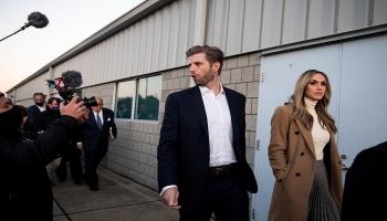 لارا ترامب وزوجها إيريك ترامب خلال الانتخابات الأخيرة