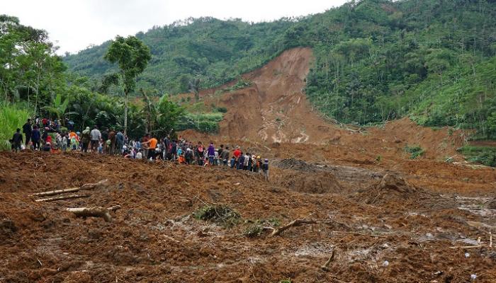 وفاة اثنين وفقدان 8 في انهيار طيني بموقع تعدين في إندونيسيا