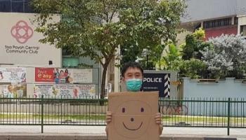 الناشط السنغافوري جولوفان وام خلال احتجاجه - رويترز