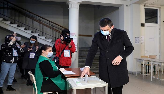 رئيس وزراء جورجيا يدلي بصوته في مركز اقتراع