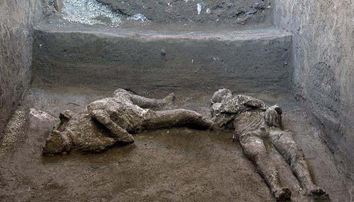 أنقاض بومبي الرومانية تكشف عن رفات رجلين توفيا حرقا قبل مئات السنين