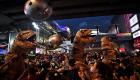بالصور.."الطلاب السيئون" يتظاهرون بتايلاند ضد "الديناصورات"
