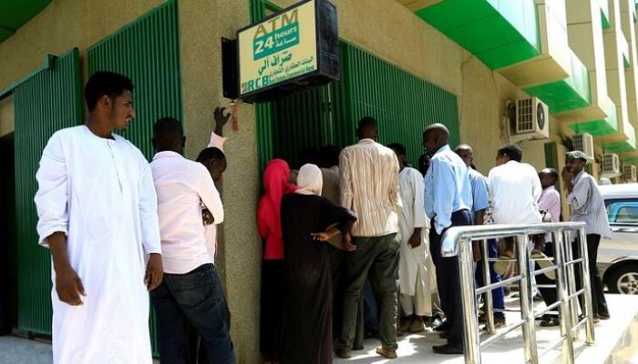 سودانيون قرب ماكينة صراف آلي في الخرطوم.. رويترز