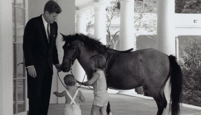 جون كينيدي مع أحد الخيول 