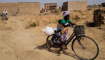 امرأة تفر من هجمات المسلحين في واغادوغو 