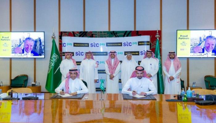 جانب من توقيع الصفقة - فوربس