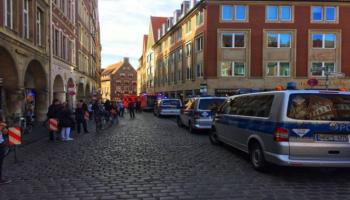 الشرطة في محيط موقع حادث دهس سابق 