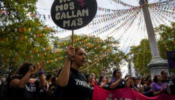 مشاركات بمسيرة رافضة للعنف ضد النساء في اليوم العالمي للمرأة