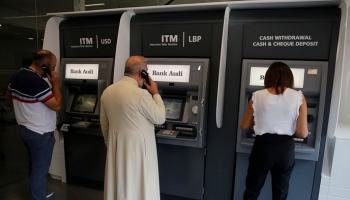 الليرة تتماسك نسبيا أمام الدولار