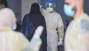 كادر طبي يتحدث مع مواطنة مصرية