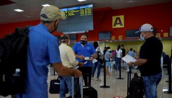 سياح في مطار خوسيه مارتي الدولي في هافانا- أ ف ب