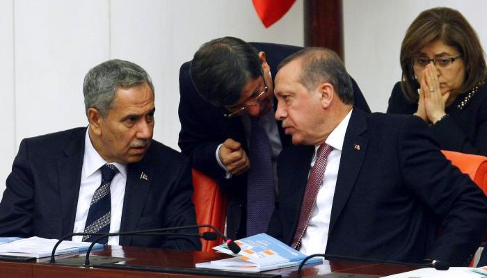 أردوغان ومستشاره المستقيل وداود أوغلو في الوسط