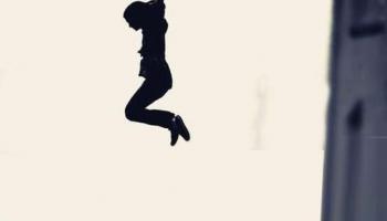 امرأة تسقط من شرفة - تعبيرية