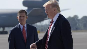 ترامب برفقة مستشاره السابق فلين- أرشيفية