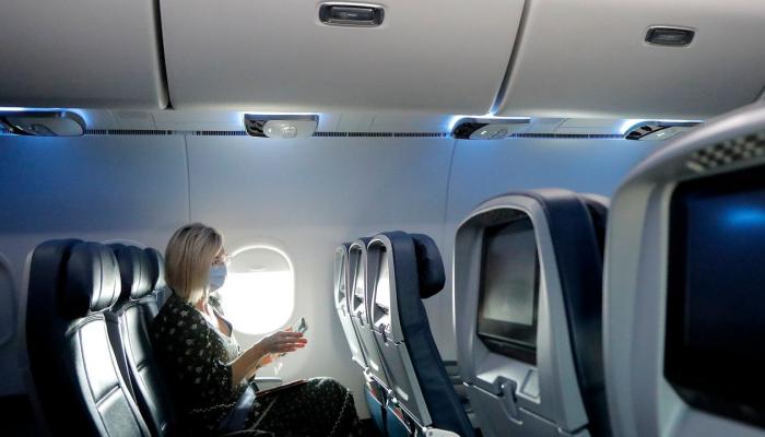 مقعد النافذة في الطائرة قد يقي من الإصابة بالأمراض