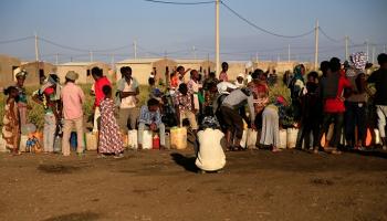 لاجئون إثيوبيون يصطفون للحصول على المياه في مخيم فاشاغا بالسودان - رويترز