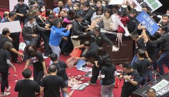 جانب من المشاجرة والتراشق في البرلمان التايواني