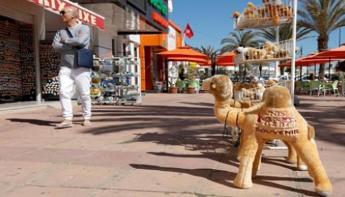 سائح في مدينة الحمامات بتونس - رويترز