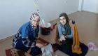 معلمتان تركيتان تمتهنان "طلاء الجدران" للبقاء على قيد الحياة