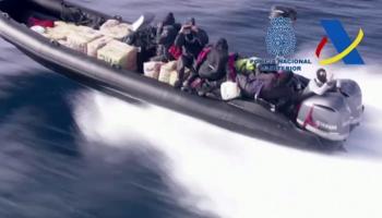 المهربون وهم يحاولون التخلص من شحنة الحشيش