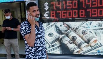 الدولار يهوي لأدنى مستوى في أكثر من عامين