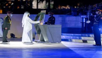 الشيخ محمد بن راشد آل مكتوم يضع أكيلا من الزهور على نصب الشهيد