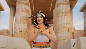 عارضة الأزياء المصرية سلمى الشيمي في منطقة الأهرامات