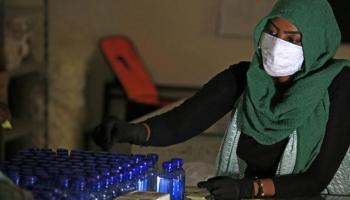 فتاة سودانية ترتدي كمامة للوقاية من فيروس كورونا