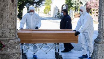 جثة أحد المتوفين بفيروس كورونا في إيطاليا - أرشيفية