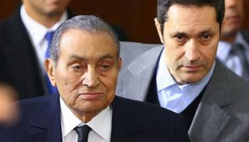 الرئيس المصري الراحل محمد حسني مبارك ونجله علاء- أرشيفية