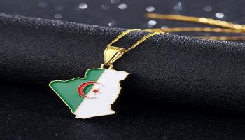 سلسلة ذهبية تحمل علم الجزائر