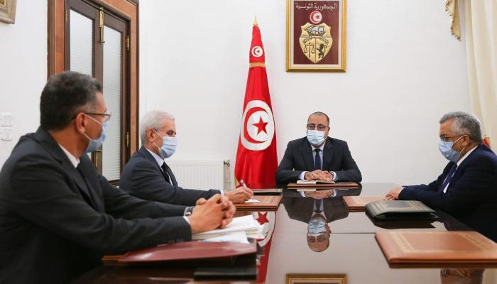 اجتماع رئيس الحكومة التونسية مع وزيري الدفاع والداخلية