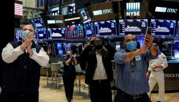 ستاندرد أند بورز عند ذروة قياسية والمستثمرون ينتظرون حزمة التحفيز
