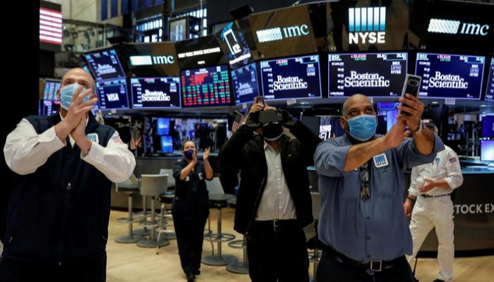 ستاندرد أند بورز عند ذروة قياسية والمستثمرون ينتظرون حزمة التحفيز
