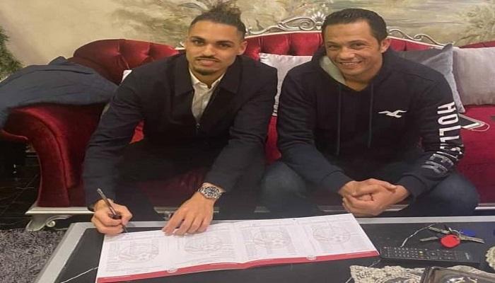 أمير عادل لحظة توقيعه للزمالك