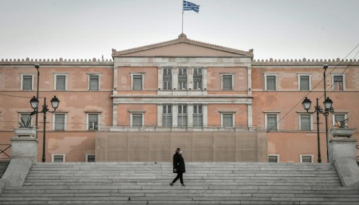 امرأة تمشي قرب البرلمان اليوناني في أثينا - أ ف ب