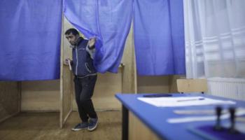 ناخب يدلي بصوته في رومانيا -  أرشيفية