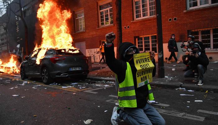 Un manifestant « Gilet jaune », samedi 5 décembre à Paris- AFP