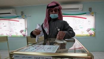 كويتي خلال الإدلاء بصوته في انتخابات مجلس الأمة- رويترز