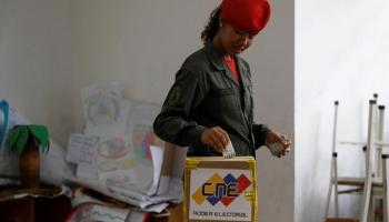 مجندة تصوت في الانتخابات بفنزويلا