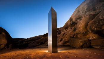 أحد الألواح المعدنية الغامضة التي ظهرت مؤخرا في أمريكا ورومانيا
