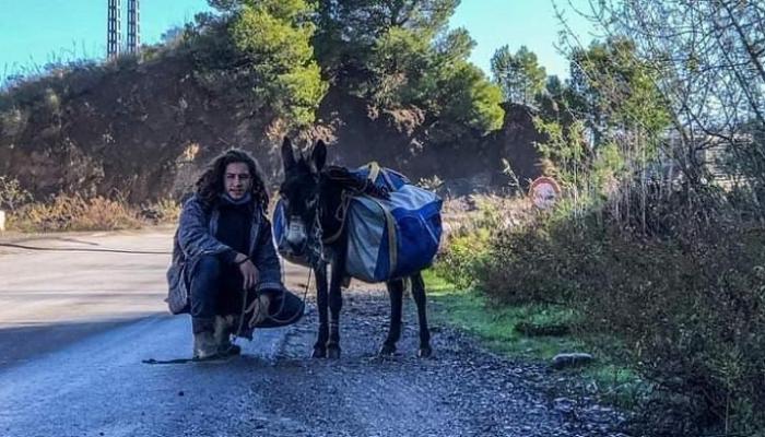 الشاب الجزائري ياسر مع الحمار في مغامرة السير 2300 كيلومتر