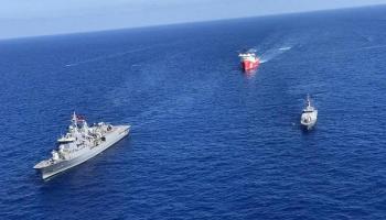 les navires militaires turcs et grecs sillonnent la Méditerranée orientale