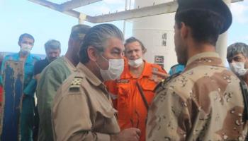 جندي بالجيش الليبي يجري عملية تفيتش لبحارة السفنية التركية