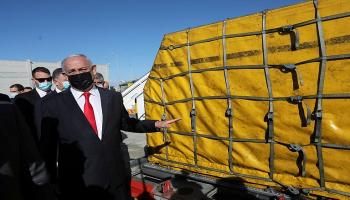 نتنياهو خلال استقباله لقاح فيروس كورونا في المطار