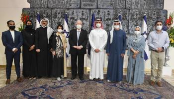 الرئيس الإسرائيلي مستقبلا الوفد الإماراتي البحريني