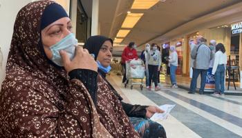 مصريات يرتدين الكمامات في مركز تجاري بوسط القاهرة