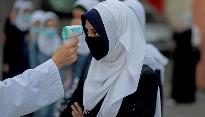 اختبار حرارة لطالبة في غزة