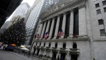 شجرة عيد الميلاد خارج بورصة نيويورك - رويترز